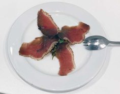 Gedroogde eendenborst met lepeltje linzensalade